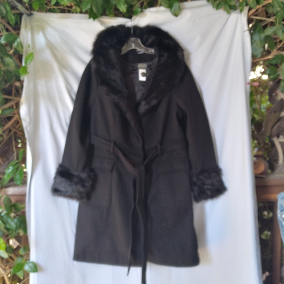 Elegant Black Fur-Trimmed Women's Coat - Picture 1 of 11